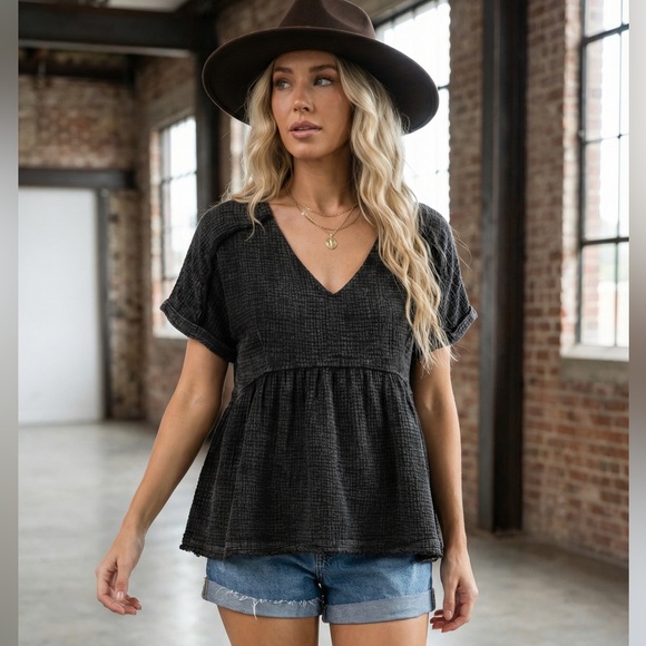 NWT UMGEE Mineral Wash V-Neck Baby Doll Top with Fray Details & Folded Sleeves - Picture 3 of 7